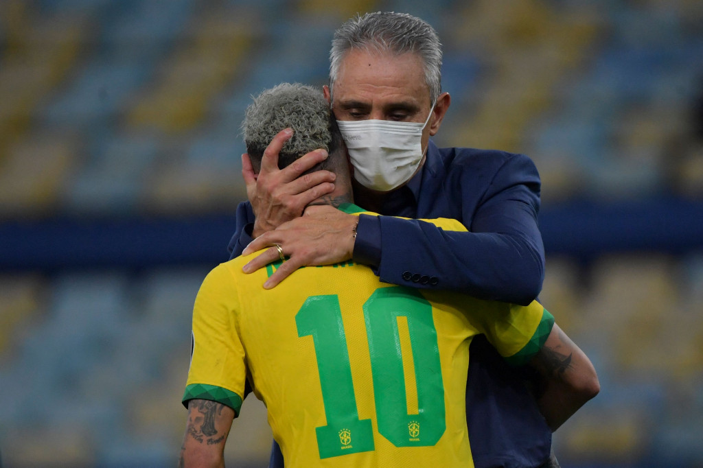 Pemain Brasil Neymar dihibur oleh pelatih Brasil Tite setelah dikalahkan 1-0 oleh Argentina dalam pertandingan final turnamen sepak bola Copa America 2021 Conmebol di Stadion Maracana di Rio de Janeiro.