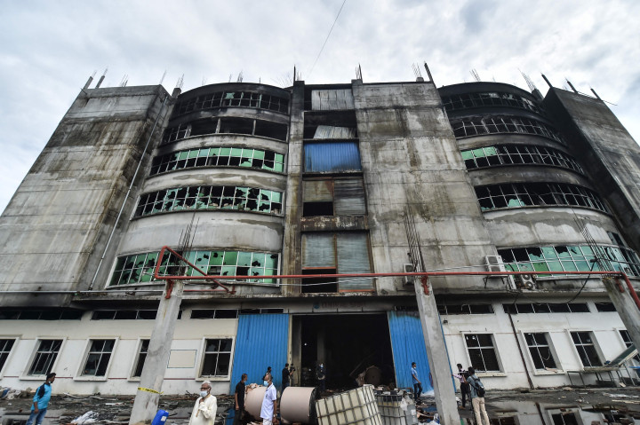 Suasana pabrik minuman dan makanan yang terbakar setelah kebakaran dipadamkan di Rupganj pada 11 Juli 2021.