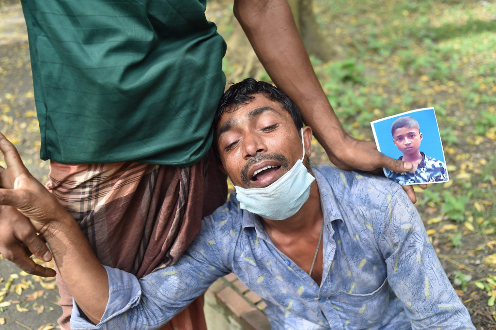 Tangis keluarga korban pecah saat menunggu keluarganya yang hilang setelah kebakaran terjadi di sebuah pabrik, di luar kamar mayat Dhaka Medical College dan Rumah Sakit di Dhaka pada 11 Juli 2021.