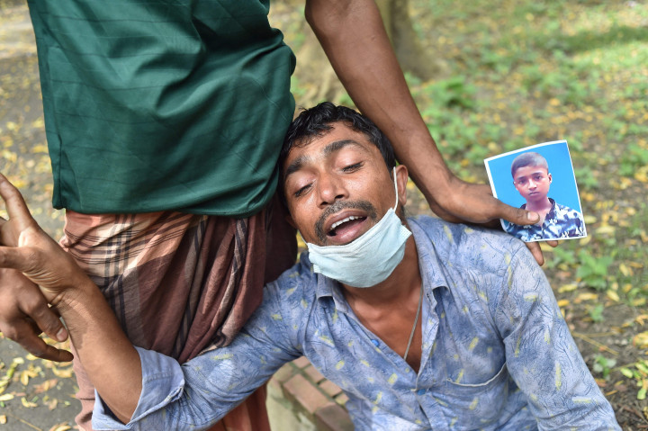 Tangis keluarga korban pecah saat menunggu keluarganya yang hilang setelah kebakaran terjadi di sebuah pabrik, di luar kamar mayat Dhaka Medical College dan Rumah Sakit di Dhaka pada 11 Juli 2021.