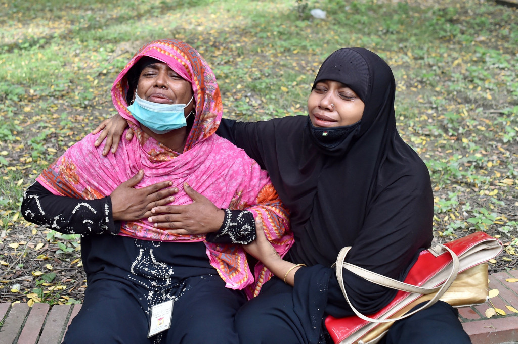 Seorang ibu (kedua-kanan) berduka atas putranya yang hilang setelah kebakaran terjadi di sebuah pabrik, di luar kamar mayat Dhaka Medical College dan Rumah Sakit di Dhaka pada 11 Juli 2021.
