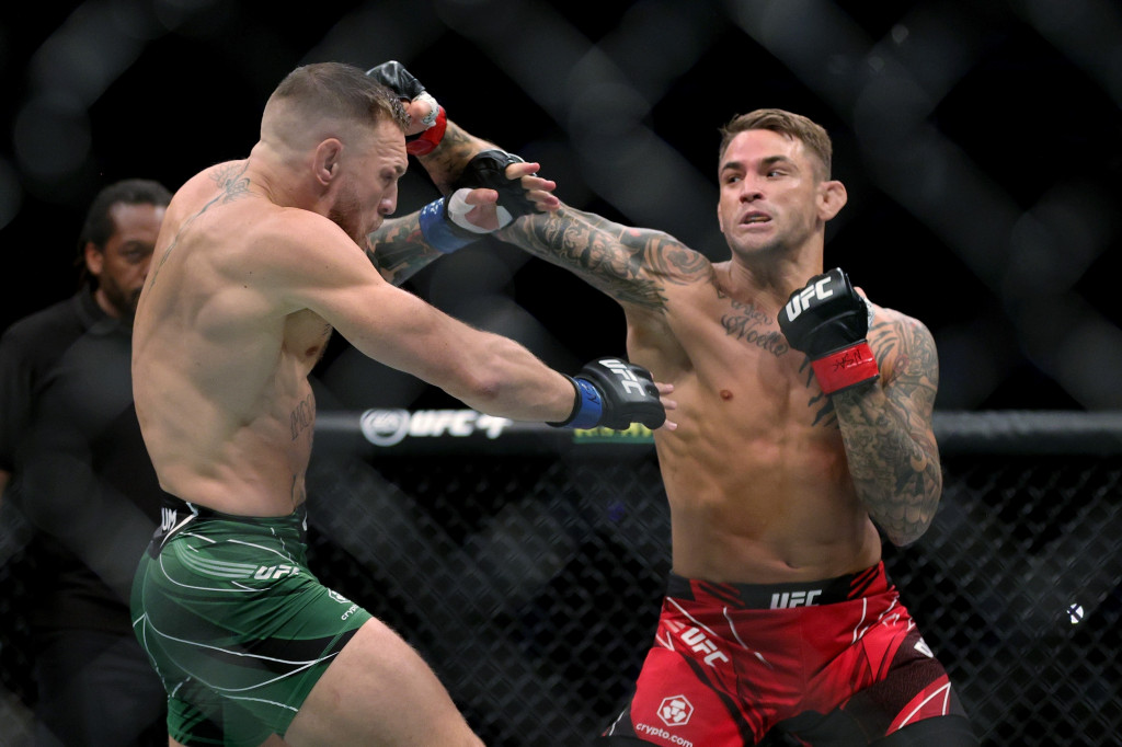 Dustin Poirier berhasil memenangi UFC 264 setelah menang melawan musuh bebuyutannya Conor McGregor di T-Mobile Arena, Minggu, 11 Juli 2021, siang WIB.
