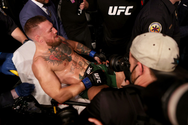 Poirier menang di ronde pertama lewat TKO setelah pergelangan McGregor patah.