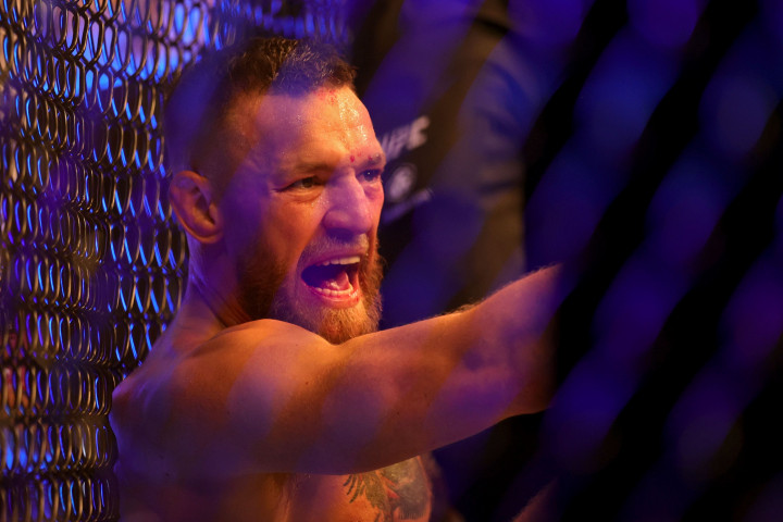 McGregor tersungkur setelah Poirier melepaskan pukulan jab tangan kiri. 