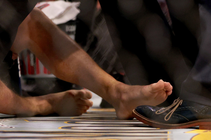 Dokter menyatakan McGregor tidak bisa melanjutkan pertandingan lagi karena cedera pergelangan kaki. 