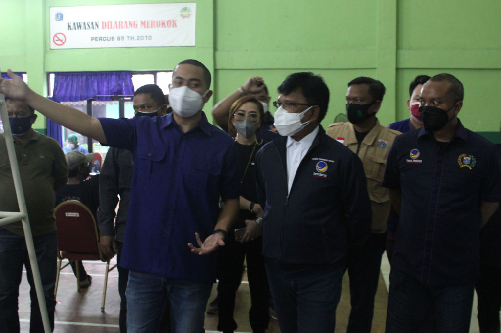 Menkominfo yang juga Sekjen Partai NasDem Johnny Plate (tengah) didampingi Sekretaris Wilayah DPW NasDem DKI Jakarta yang juga Anggota DPRD DKI Jakarta Wibi Andrino (kiri) saat meninjau Posko Satgas Covid-19: Sentra Vaksinasi NasDem Peduli di Gelanggang Remaja Pesanggrahan, Jl. Bintaro Permai III, Bintaro, Jaksel.