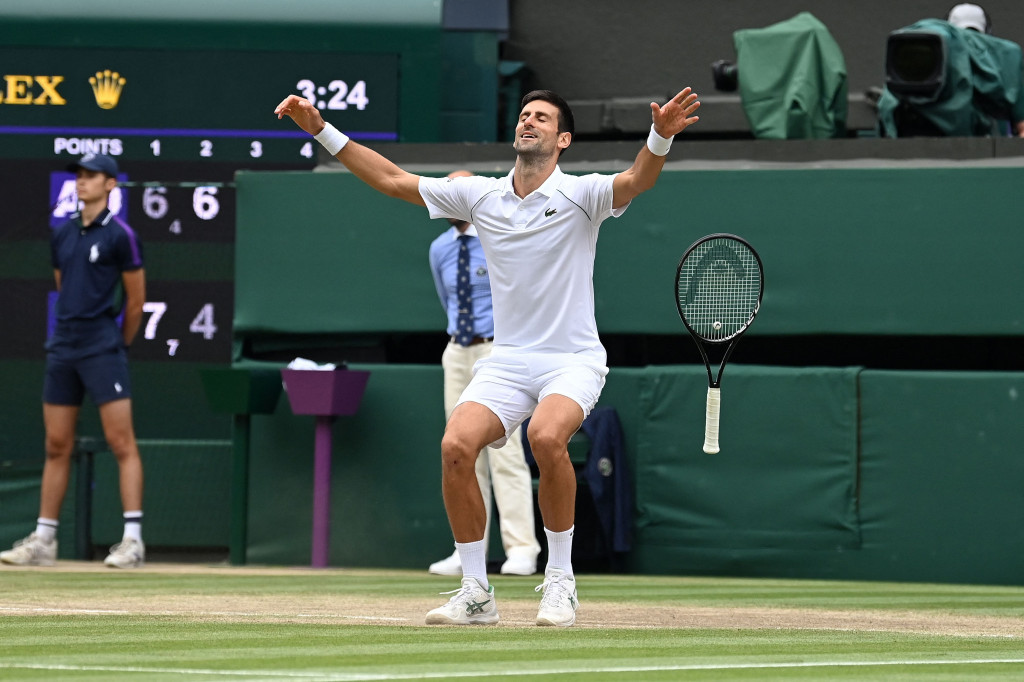 Djokovic meraih gelar Wimbledon 2021 usai mengalahkan petenis asal Italia, Matteo Berrettini di Centre Court. Djokovic memenangi pertarungan empat set dengan 6-7 (4-7), 6-4, 6-4, 6-3.