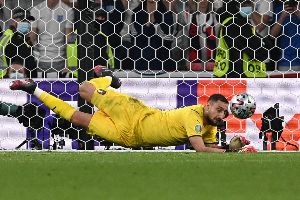 Namun, hingga waktu normal berakhir tak ada gol tambahan yang tercipta. Laga berlanjut ke perpanjangan waktu. Papan skor juga tak berubah di 2x15 menit extra time. Juara Piala Eropa 2020 harus ditentukan lewat adu penalti.