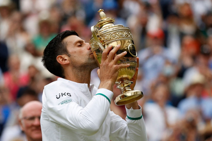 Novak Djokovic meraih gelar juara Wimbledon 2021. Gelar Wimbledon 2021 jadi gelar grand slam yang ke-20 dalam karier Djokovic. Torehan itu membuat petenis asal Serbia itu sejajar dengan Federer dan Nadal.