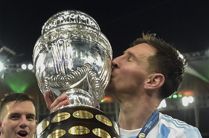 Lionel Messi memboyong hampir semua gelar di Copa America 2021. Bukan hanya sukses membawa Argentina menjadi juara, La Pulga juga meraih gelar pemain terbaik dan top skor Copa America 2021.
