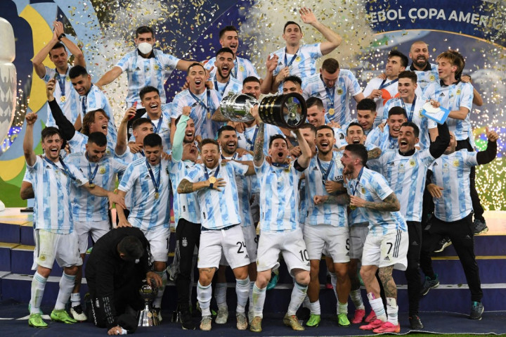Timnas Argentina sukses meraih gelar juara Copa America 2021 usai menaklukkan Brasil di partai final. Bertanding di Stadion Maracana, Minggu, 11 Juli 2021, pagi WIB, Albiceleste menang tipis 1-0.