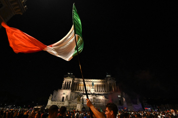 Fans Italia merayakan gelar juara Euro 2020 dengan berpesta di Pusat Kota Roma, Italia.