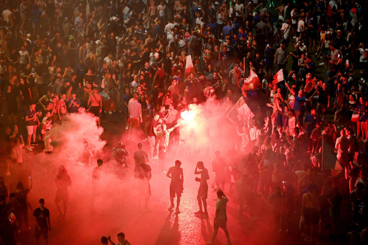 Tak hanya itu, mereka juga menyalakan flare yang membuat suasana semakin meriah.