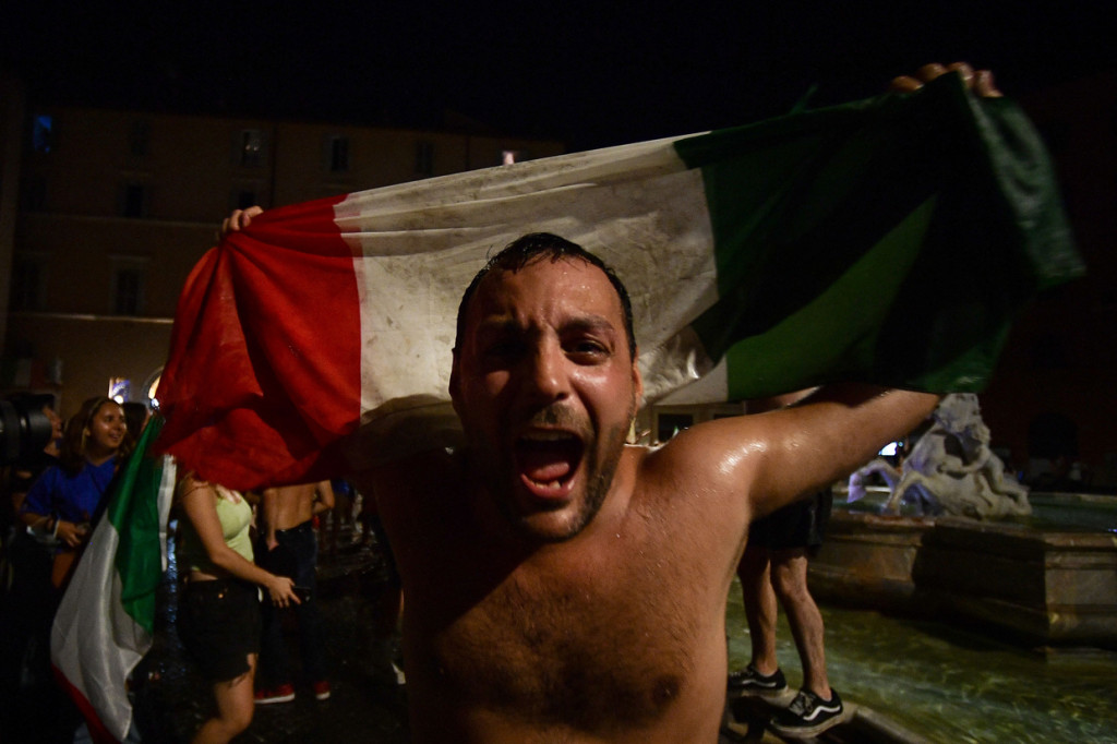 Ekspresi pendukung Italia saat pawai kemenangan.