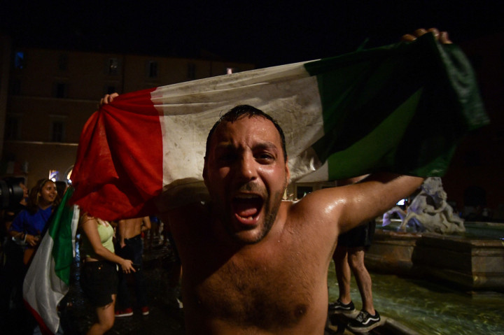 Ekspresi pendukung Italia saat pawai kemenangan.