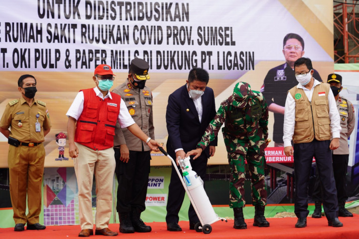 Gubernur Sumsel Herman Deru menerima bantuan 1.200 ton oksigen dari Sinar Mas di Mapolda Sumsel, Senin, 12 Juli 2021.