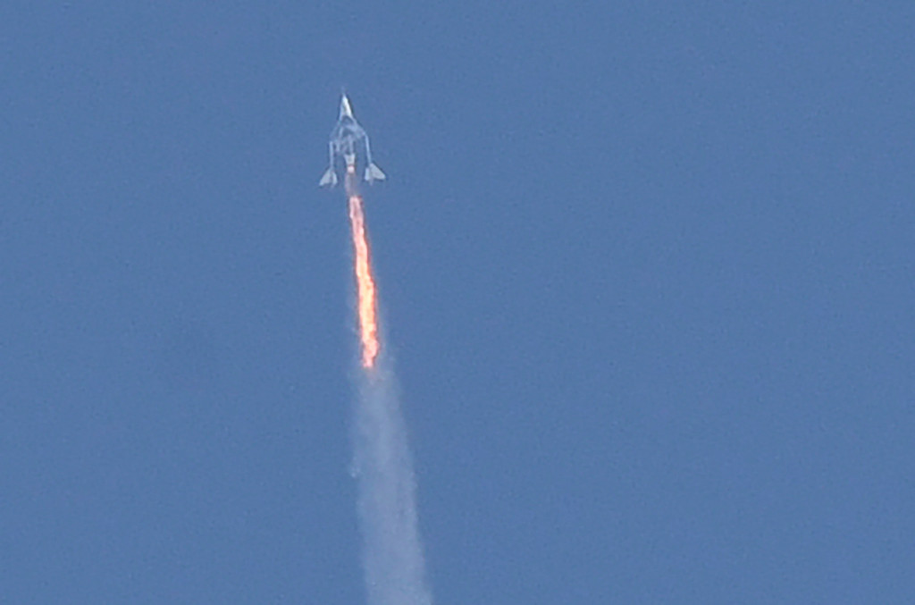 Pesawat VSS Unity dari Virgin Galactic telah lepas landas dari area New Mexico, Amerika Serikat, dengan membawa sang pendiri, Richard Branson. Salah satu orang terkaya Inggris itu telah memulai usahanya dalam mencapai antariksa.