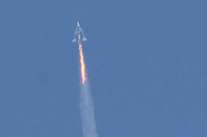Pesawat VSS Unity dari Virgin Galactic telah lepas landas dari area New Mexico, Amerika Serikat, dengan membawa sang pendiri, Richard Branson. Salah satu orang terkaya Inggris itu telah memulai usahanya dalam mencapai antariksa.