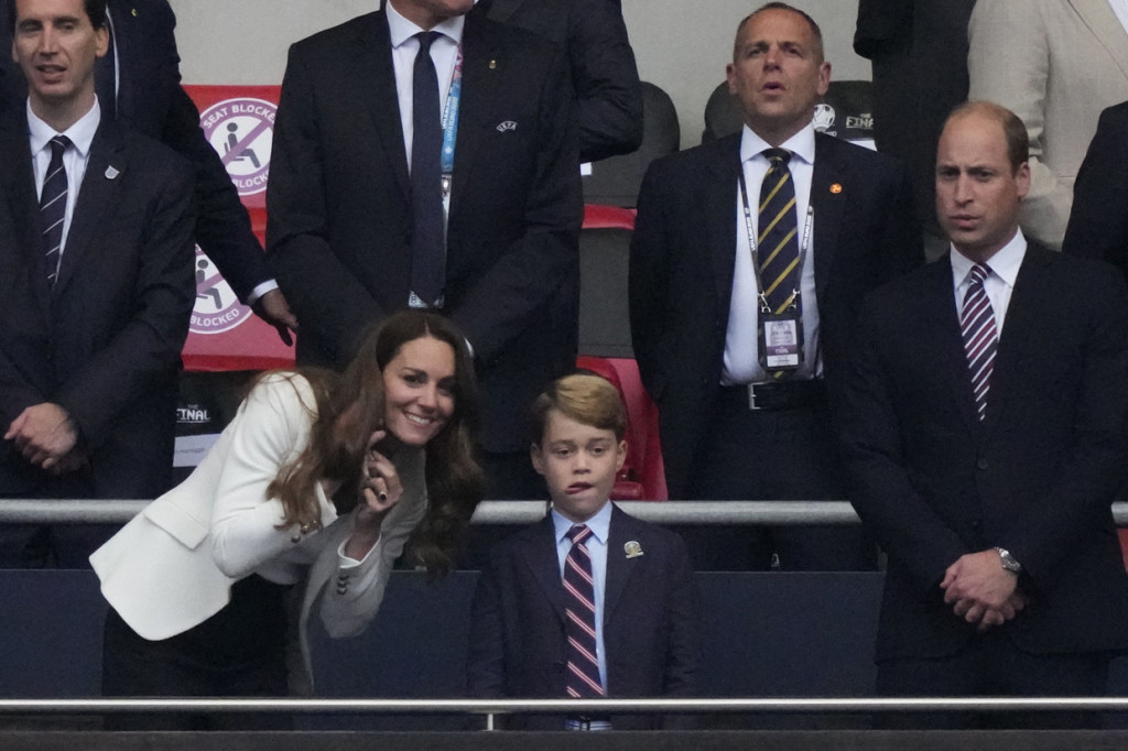 Pangeran George ikut bersedih atas kegagalan Inggris menjadi juara Euro 2020 atau Piala Eropa 2020. Wajah sedih anak Pangeran William dan Kate Middleton itu bahkan sempat menjadi viral di media sosial.