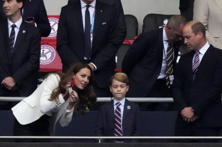 Namun, wajah bahagia tersebut berubah menjadi kesedihan setelah Italia memastikan kemenangannya setelah adu penalti. Italia menang 3-2 sehingga Inggris harus menelan kenyataan pahit kalah di kandang sendiri.