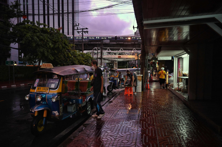 Pemerintah Thailand memberlakukan penguncian di Bangkok dan sembilan provinsi pada Senin, 12 Juli 2021.
