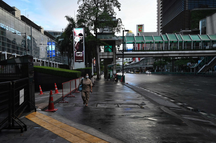 Hal ini dilakukan pasca meningkatnya kasus dan kematian akibat Covid-19. Senin, Negeri Gajah Putih mencatatkan sebanyak 8.656 kasus baru dengan 80 pasien meninggal.