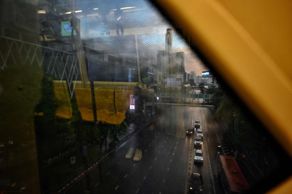 Pemerintah mengambil kebijakan mulai dari penutupan mal, pemberlakuan jam malam serta pembatasan interaksi antar masyarakat. Pergerakan transportasi umum seperti bus dan penerbangan juga ditangguhkan sementara.
