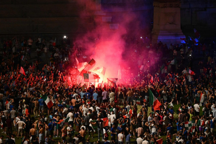 Fans Italia merayakan gelar juara Euro 2020 dengan berpesta di Pusat Kota Roma, Italia, Senin, 11 Juli 2021. Mereka juga berpawai di jalan-jalan sambil membawa bendera Italia.