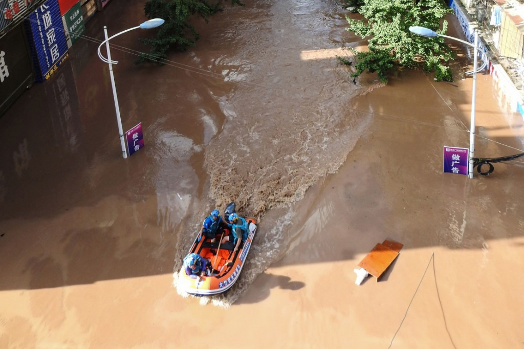 Hujan deras dan banjir menerjang Provinsi Sichuan, Barat Daya China. Ribuan orang, dilaporkan mengungsi karena hujan yang turun sejak Jumat, 9 Juli 2021, telah membuat ketinggian air di 14 sungai naik.