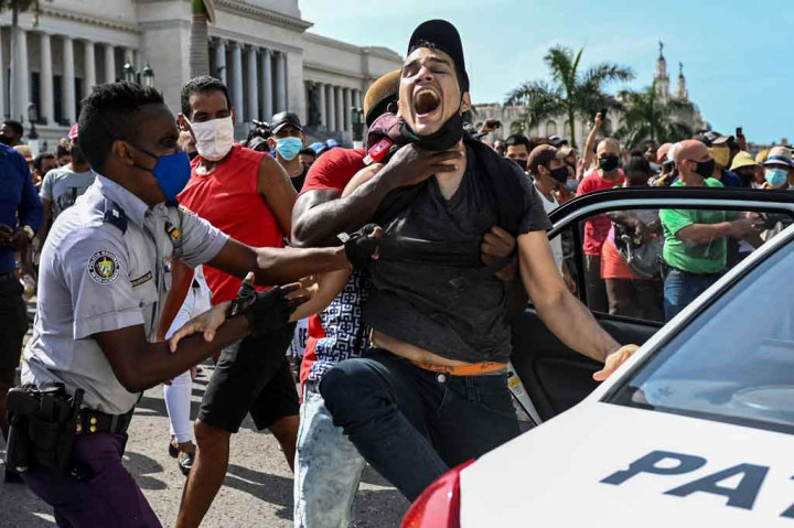 Ribuan orang berkumpul di pusat kota Havana dan di sepanjang jalan tepi pantai di tengah kehadiran banyak polisi. Ada sejumlah penangkapan dan perkelahian dalam peristiwa itu.