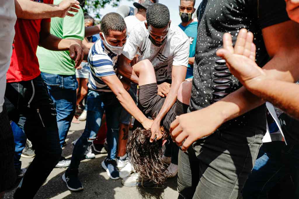 Polisi menyemprotkan merica ke sejumlah pengunjuk rasa dan memukul lainnya dengan pentungan. Namun, tidak ada konfrontasi langsung dengan ribuan orang yang meneriakkan 'Kebebasan' ketika mereka berkumpul dan berbaris di pusat kota.