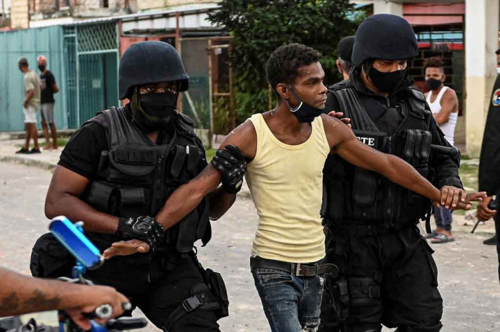 Teriakan 'Diaz-Canel mundur' menenggelamkan suara kelompok pendukung pemerintah yang meneriakkan 'Fidel'.