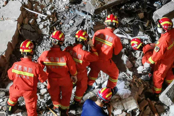 Tim penyelamat berusaha mencari korban yang belum ditemukan di antara puing-puing bangunan hotel yang runtuh di Kota Suzhou, Provinsi Piangsu, Tiongkok timur, Senin, 12 Juli 2021 waktu setempat.