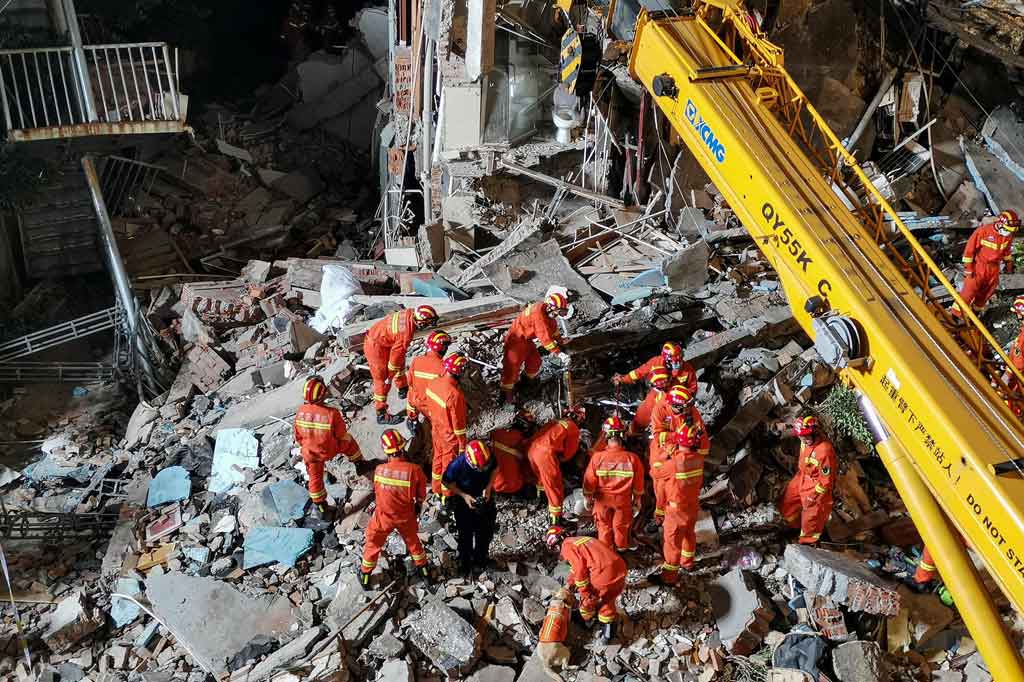 Sebuah hotel bertarif murah di Kota Suzhou, Provinsi Jiangsu, Tiongkok runtuh pada Senin, 12 Juli 2021. Sedikitnya satu orang meninggal, 14 berhasil diselamatkan, dan beberapa lainnya belum ditemukan akibat kejadian tersebut.