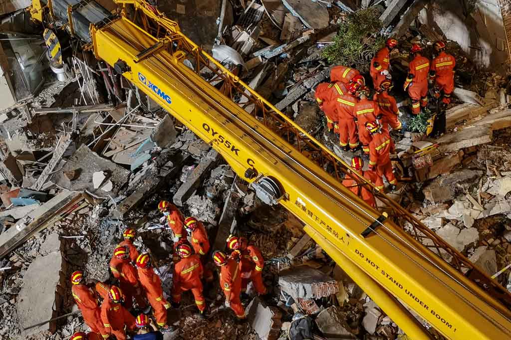 Hotel Siji Kaiyuan runtuh pada Senin sore, sementara jumlah korban yang belum ditemukan masih simpang siur. Belum ada informasi resmi tentang penyebab runtuhnya hotel tersebut.