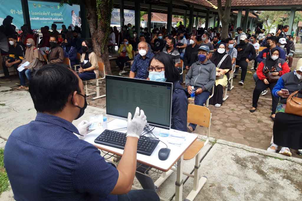 Warga Kota Malang, Jawa Timur, antusias dan tertib mengikuti vaksinasi di Politeknik Kesehatan Kemenkes (Poltekkes) Malang, Selasa, 13 Juli 2021.
