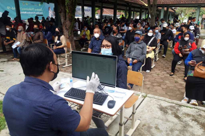 Warga Kota Malang, Jawa Timur, antusias dan tertib mengikuti vaksinasi di Politeknik Kesehatan Kemenkes (Poltekkes) Malang, Selasa, 13 Juli 2021.