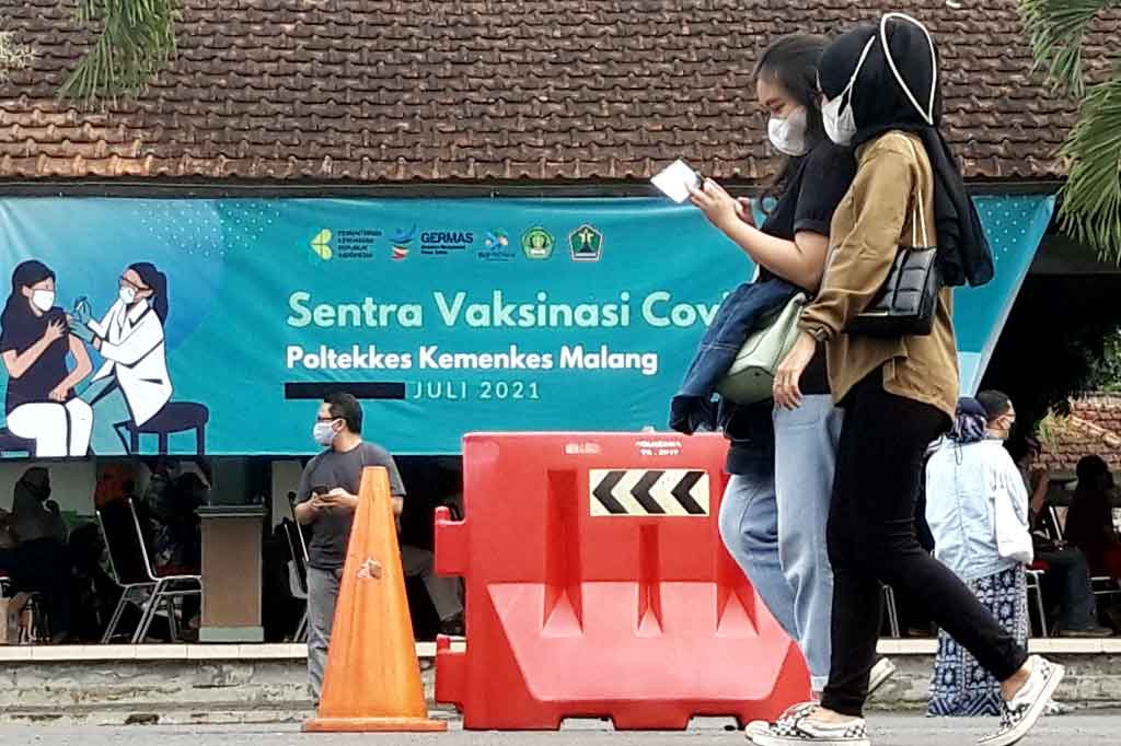 Sebelumnya, kuota seribu vaksin di Poltekkes untuk masyarakat umum cepat ludes dalam sehari. Setelah itu menyusul vaksinasi oleh Polresta Malang Kota terealisasi 1.241 dari kuota 1.500 orang. Wakil Direktur III Politeknik Kesehatan Malang Ganif Djuwadi menyatakan sisa kuota vaksin direalisasikan sampai habis secepatnya pada Selasa, 13 Juli 2021. 