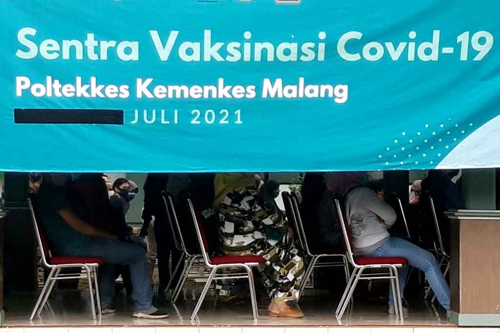 Vaksinasi berikutnya akan terus berlangsung karena Kemenkes sudah menambah kuota vaksin di Poltekkes sebanyak 10 ribu untuk dosis pertama. Pendaftaran diatur sesuai jadwal melalui daring dan pelaksanaannya sampai Agustus mendatang.