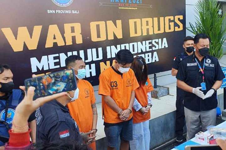 Badan Narkotika Nasional Provinsi (BNNP) Bali menangkap seorang selebgram berinisial JAF dan manajer tempat hiburam malam di Bali. Kepala BNNP Bali Brigjen Gde Sugianyar Dwi Putra menjelaskan, keduanya ditangkap di sebuah villa di Kerobokan, Kuta Utara, Badung pada Jumat, 9 Juli 2021.