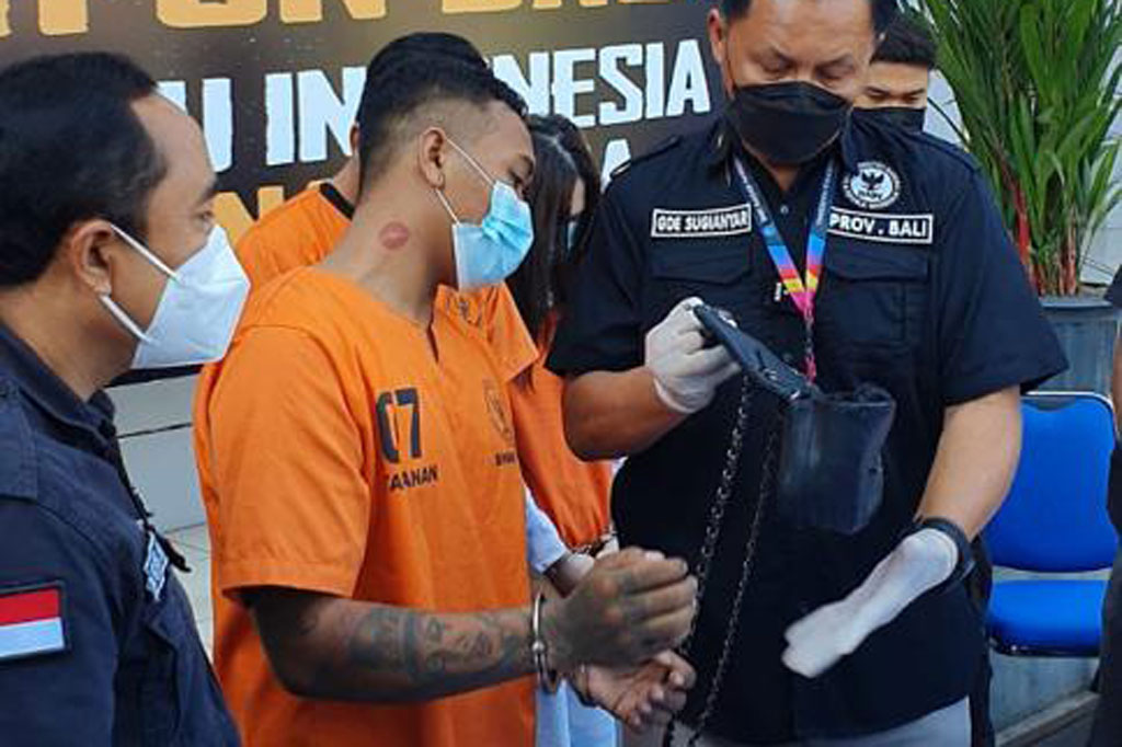 Selebgram bernama Jesicca Adeola Forrester (JAF) ditangkap bersama pria yang merupakan manager salah satu club' malam di Kuta bernama Denny. Dari tangan keduanya petugas menyita sejumlah barang bukti narkoba di antaranya sabu dan alat hisap sabu (bong).