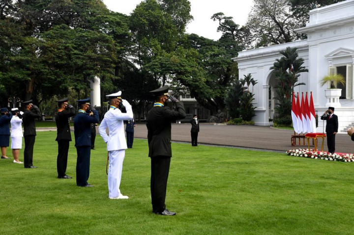 Presiden Joko Widodo memimpin pelantikan 700 perwira TNI-Polri dalam upacara Prasetya Perwira di Istana Merdeka, Jakarta, Selasa, 13 Juli 2021.