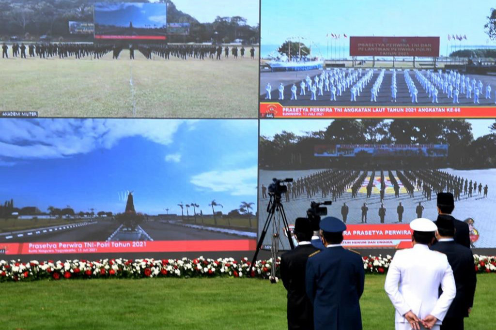 Tercatat 700 orang perwira TNI-Polri yang baru saja lulus dari akademi dilantik oleh Presiden, dengan rincian 227 perwira remaja lulusan Akademi Militer (Akmil), 101 perwira muda lulusan Akademi Angkatan Laut (AAL), 91 perwira remaja Akademi Angkatan Udara (AAU), dan 281 perwira remaja lulusan Akademi Kepolisian (Akpol).