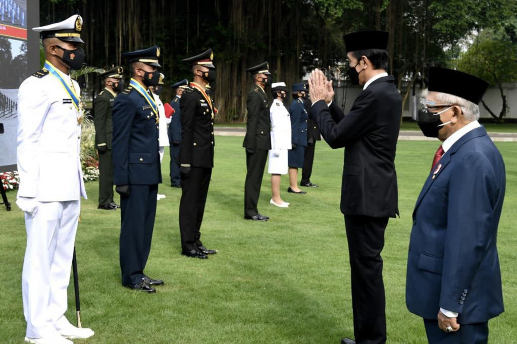 Penghargaan itu diberikan kepada Sermatutar Septian Haryono Pasaribu sebagai lulusan terbaik Akmil, Sermatutar Always Giving Hamonangan Tiris sebagai lulusan terbaik AAL, Sermatutar Laode Abdul Muis sebagai lulusan terbaik AAU, dan Brigtar Hary Indrajati sebagai lulusan terbaik Akpol.