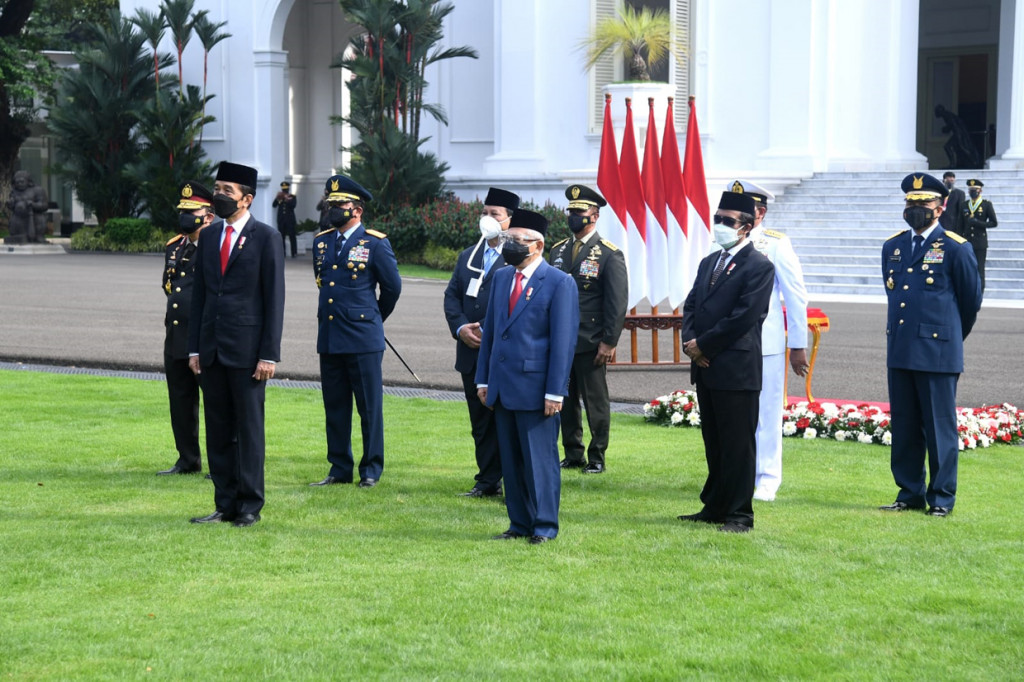 Hadir mendampingi presiden antara lain, Wapres Ma'ruf Amin, Menko Polhukam Mahfud MD, Menteri Pertahanan Prabowo Subianto, Panglima TNI Marsekal Hadi Tjahjanto, dan KSAD Jenderal Andika Perkasa.