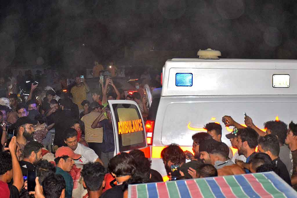 Pejabat kesehatan di Nasiriyah mengatakan operasi pencarian korban berlanjut setelah api dapat dikendalikan, tetapi asap tebal membuat petugas sulit untuk memasuki beberapa bangsal yang terbakar. Bangsal di RS tersebut memiliki ruang untuk 70 tempat tidur.