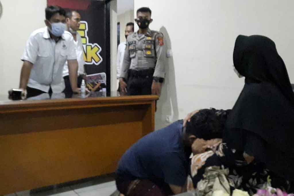 Anak tersebut berkali-kali bersujud di kaki Kokom, 49, warga Kecamatan Cigalontang, Kabupaten Tasikmalaya, sambil menangis dan meminta maaf karena tertangkap petugas kepolisian bersama puluhan rekannya terkait demo rusuh bela Rizieq Shihab.