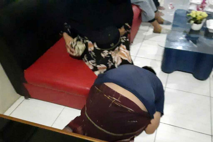  Seorang anak laki-laki berusia 12 tahun yang diamankan bersama 31 orang diduga sebagai pelaku kerusuhan demo bela Rizieq Shihab berkali-kali bersujud di kaki ibunya di ruangan Satuan Reserse Kriminal (Satreskrim) Polres Tasikmalaya, Jawa Barat, Selasa, 13 Juli 2021.