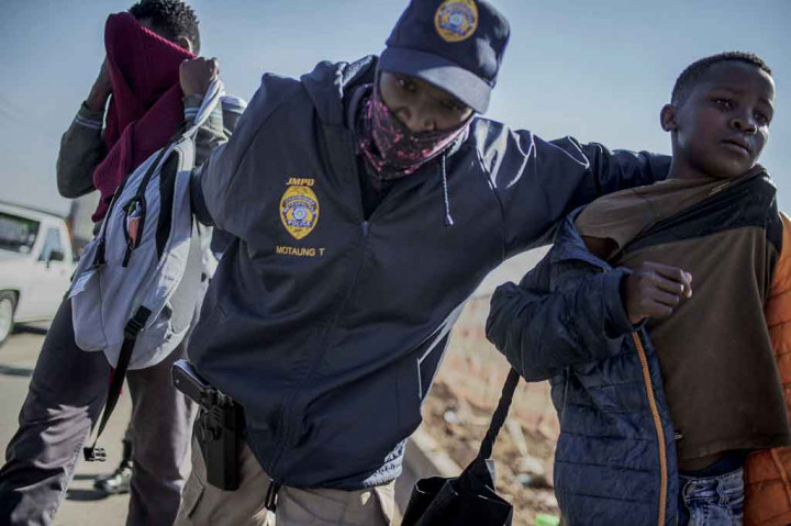 Tercatat sebanyak 3 2 orang meninggal dalam kerusuhan yang berkecamuk di Afrika Selatan, pada Selasa, 13 Juli 2021. Sementara ratusan lainnya ditangkap terkait kerusuhan yang dipicu pemenjaraan mantan Presiden  Jacob Zuma.