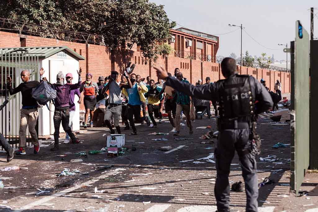Presiden Cyril Ramaphosa pada Senin, 12 Juli 2021 mengerahkan pasukan untuk membantu polisi menghentikan kekerasan dan penjarahan yang dipicu oleh pemenjaraan mantan Presiden Jacob Zuma.